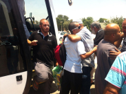 صور من وصول معتمري العشر الأواخر من شهر رمضان إلى مدينة اللد